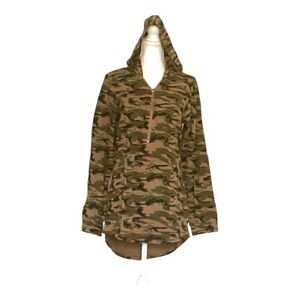 NWT Junior’s Camouflage Hooded Shirt. Size: Medium
